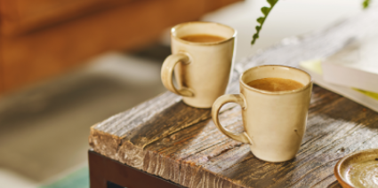 twee kopjes koffie op tafel