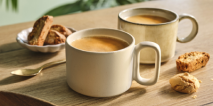 twee kopjes koffie op tafel met koekjes