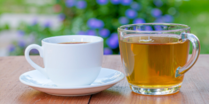 een kop koffie en een kop thee