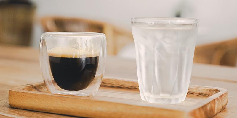 Is koffie vochtafdrijvend?